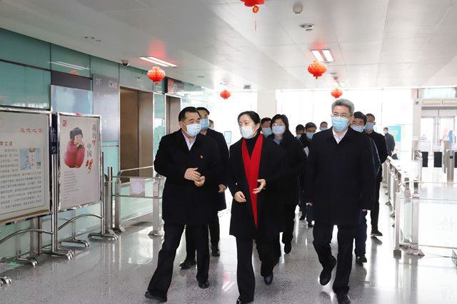 市領(lǐng)導(dǎo)至車站走訪慰問和疫情防控、保供應(yīng)保安全保暢通工作督查